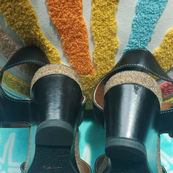 Taos Carousel 2 Black Modern Comfort Sandals - Picture 11 of 11